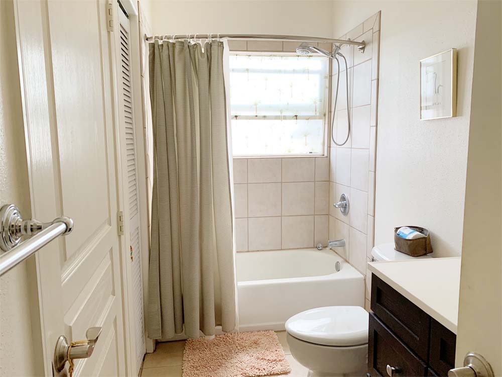 バスタブ付きのバスルーム