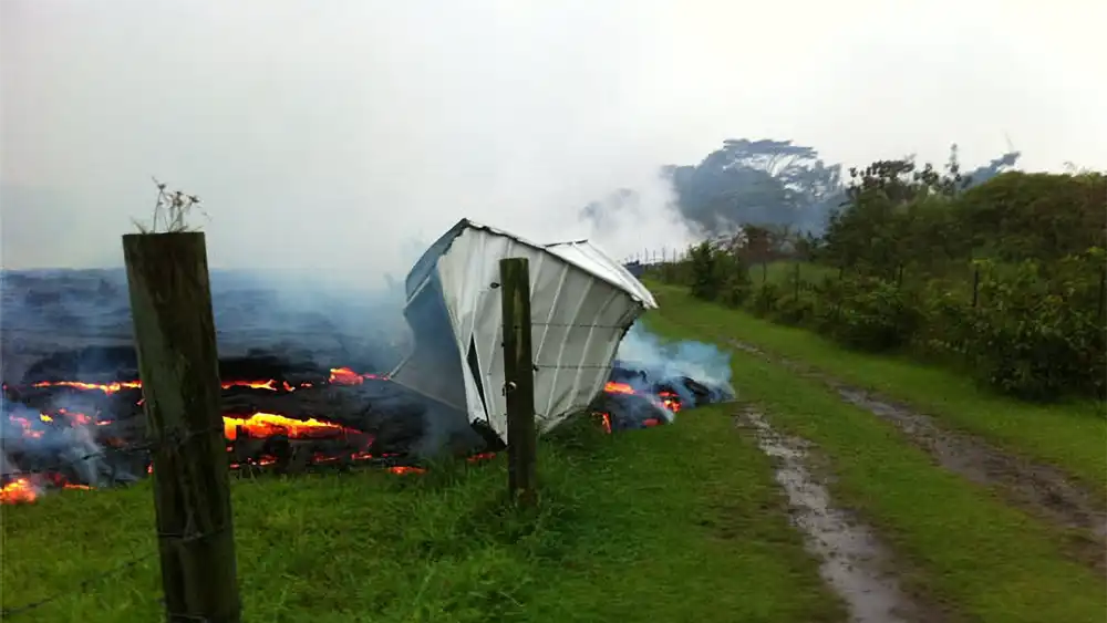 2014年10月25日、Apa'a ストリートに到達する溶岩流
