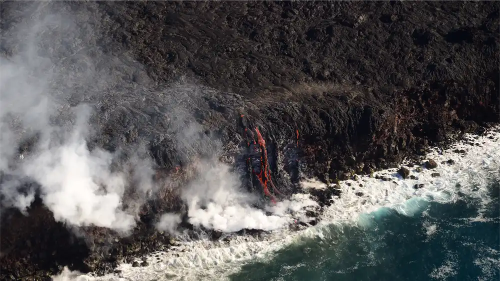 海岸の崖から流れ落ちる溶岩流（オーシャンエントリー）
