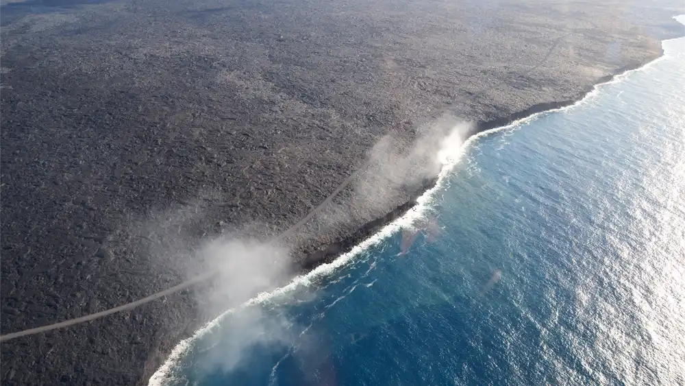 海岸線まで辿り着いた溶岩流