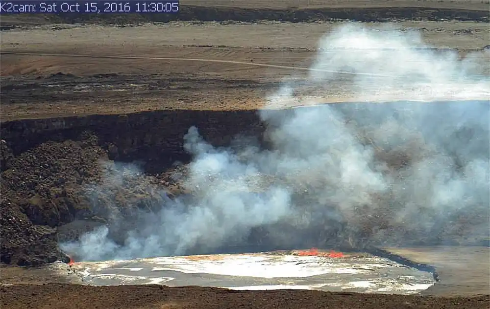 ハレマウマウ火口の溶岩湖は縁から5ｍのところまできている