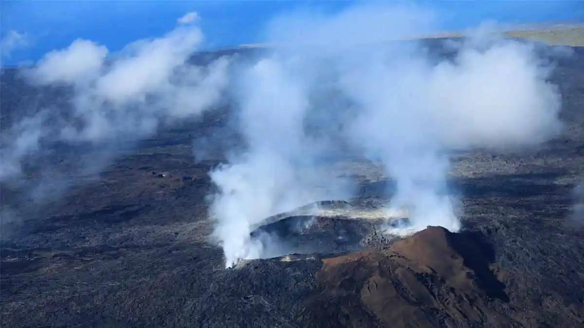 プウオオ火口 クレーター内（東断層亀裂噴火）