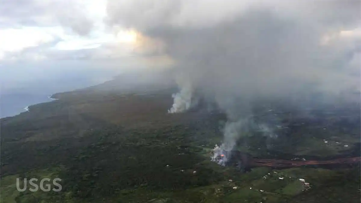 溶岩流が海へ向かって進む