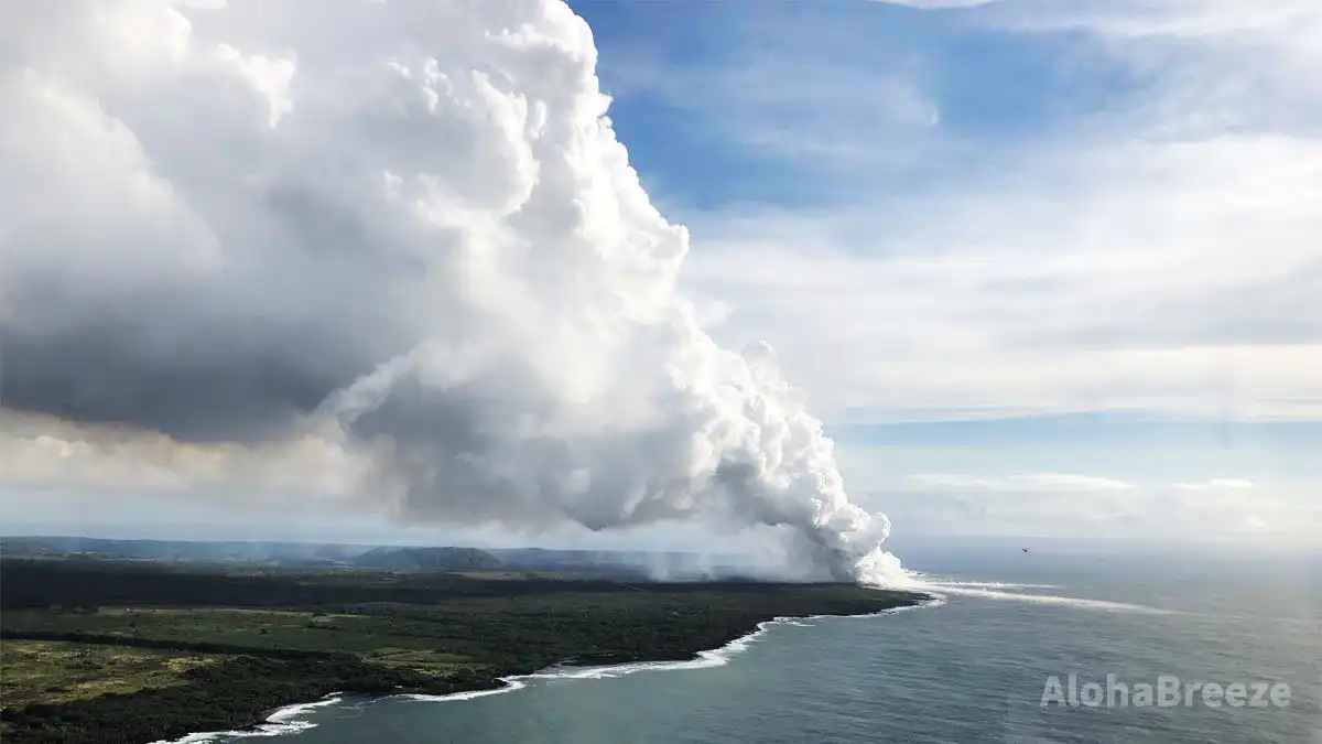 水蒸気をモクモクと上げるカポホのオーシャンエントリー