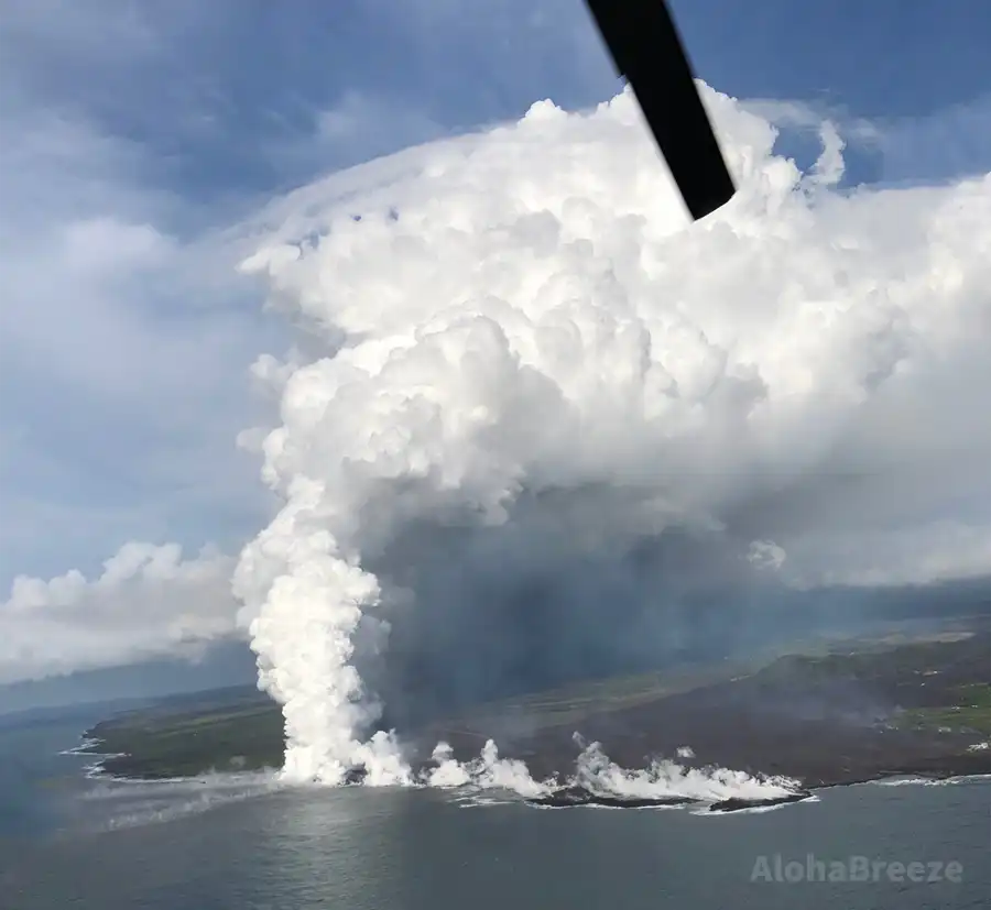 水蒸気をモクモクと上げるカポホのオーシャンエントリー