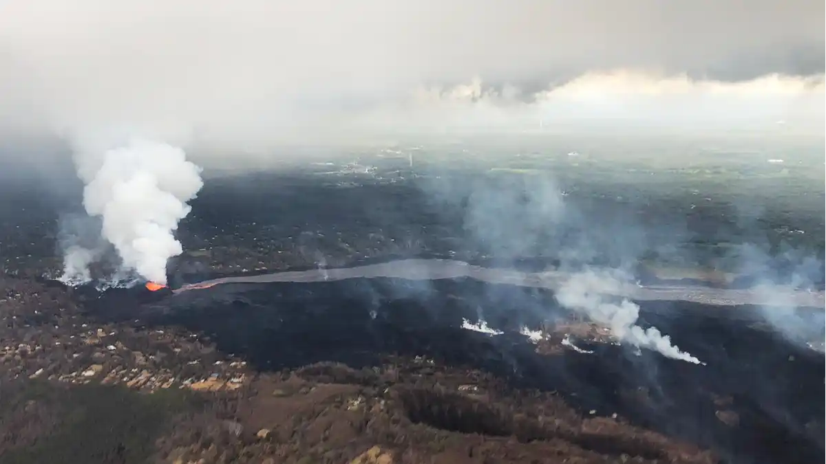 レイラニ上空から見る赤い帯のような溶岩流
