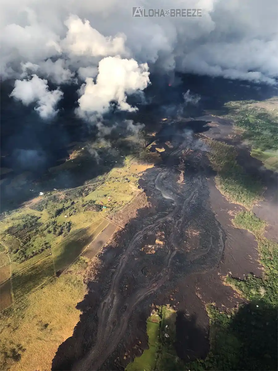 レイラニ上空から見る陰影の美しい溶岩流