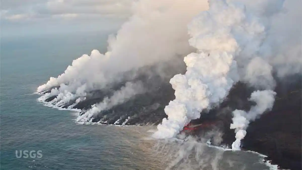 溶岩流がカポホ湾を埋め、新しい大地を創る