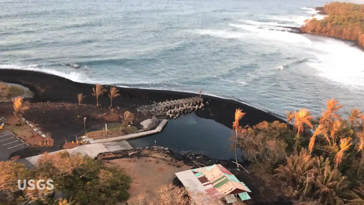ポホイキ港が溶岩で埋まり、池のようになっている