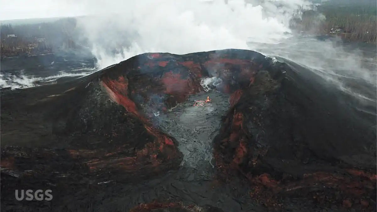 亀裂8番の中に溶岩を確認