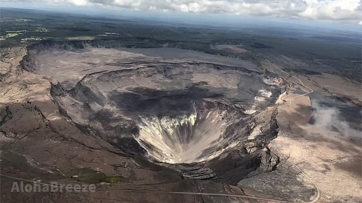 ハレマウマウ火口がくっきり。火口の水たまり（池）も見えている。