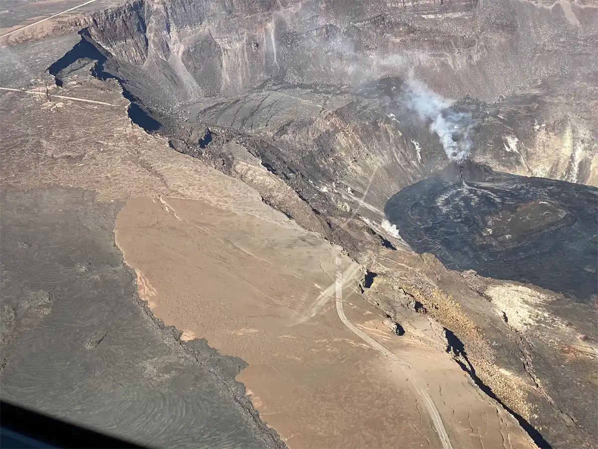 手前の道路は、崩落によって無くなったクレーター・リム・ドライブ