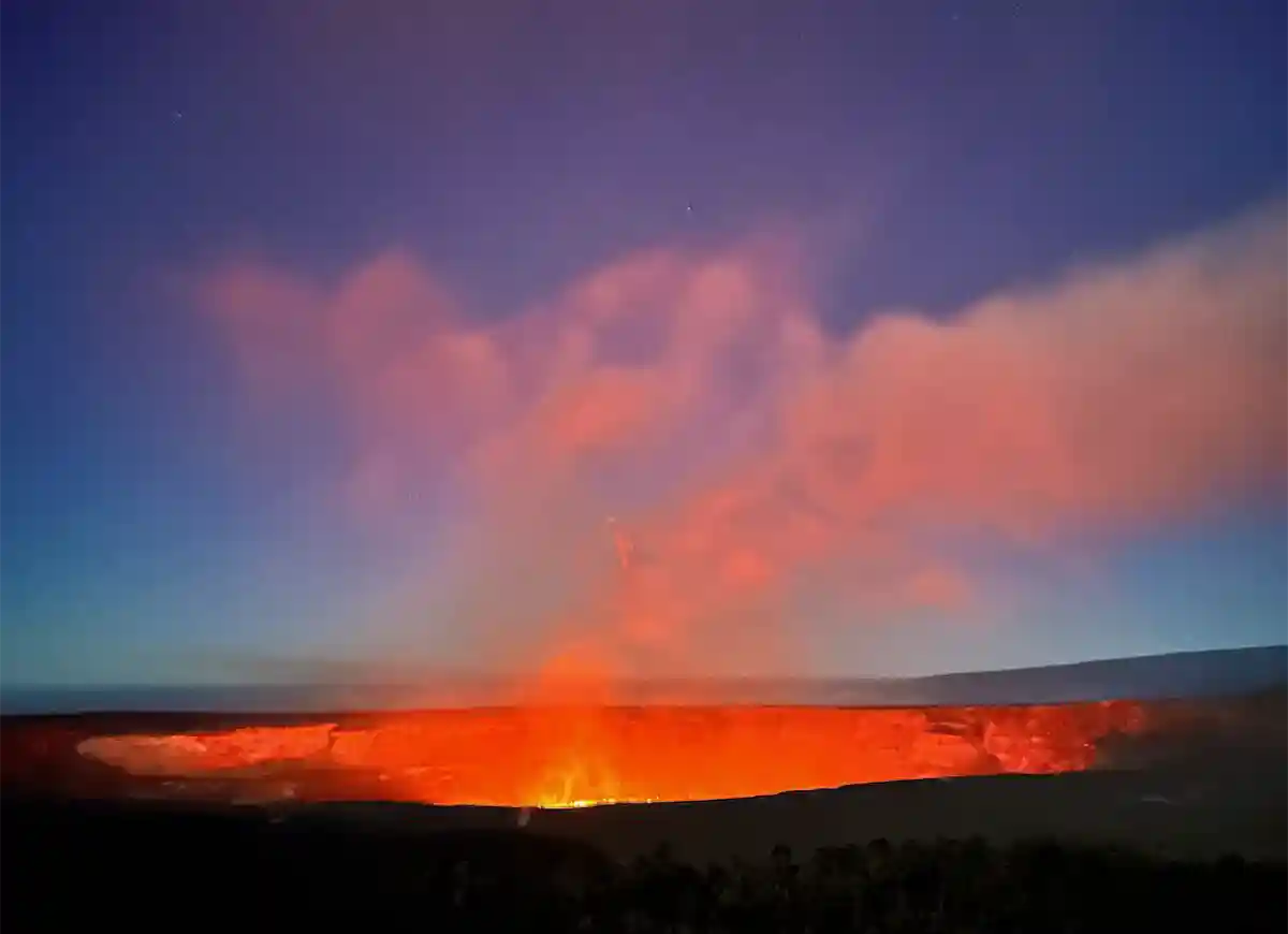 夕暮れ時に赤く染まるハレマウマウ火口