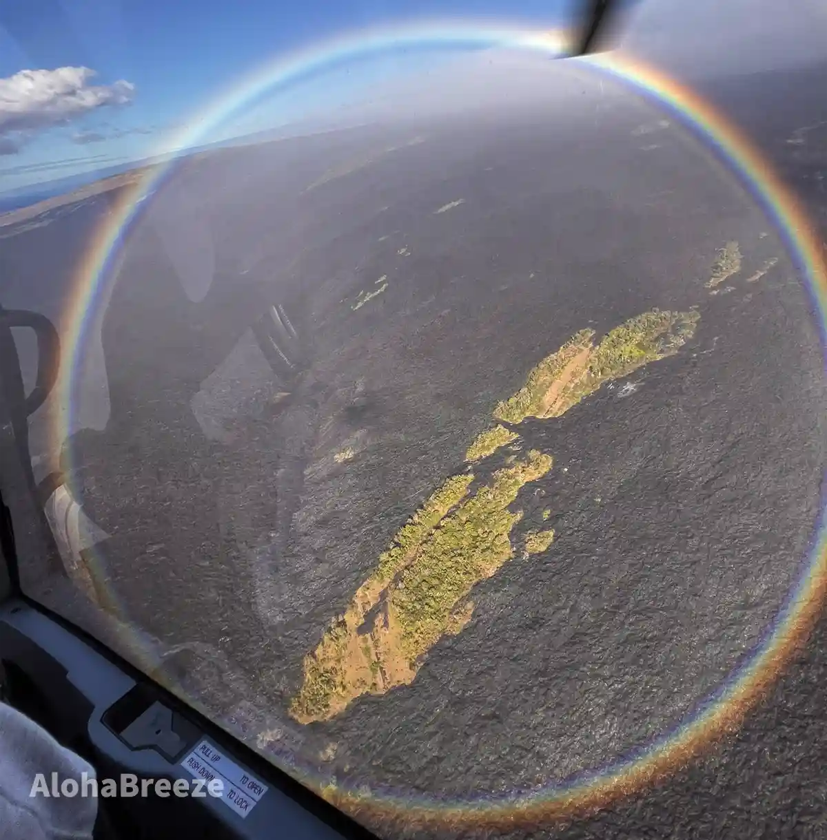 ヘリコプターから見る溶岩の大地と真ん丸の虹