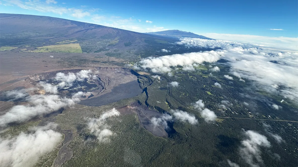 キラウェア上空9,000フィート（2,743 m）から撮影。